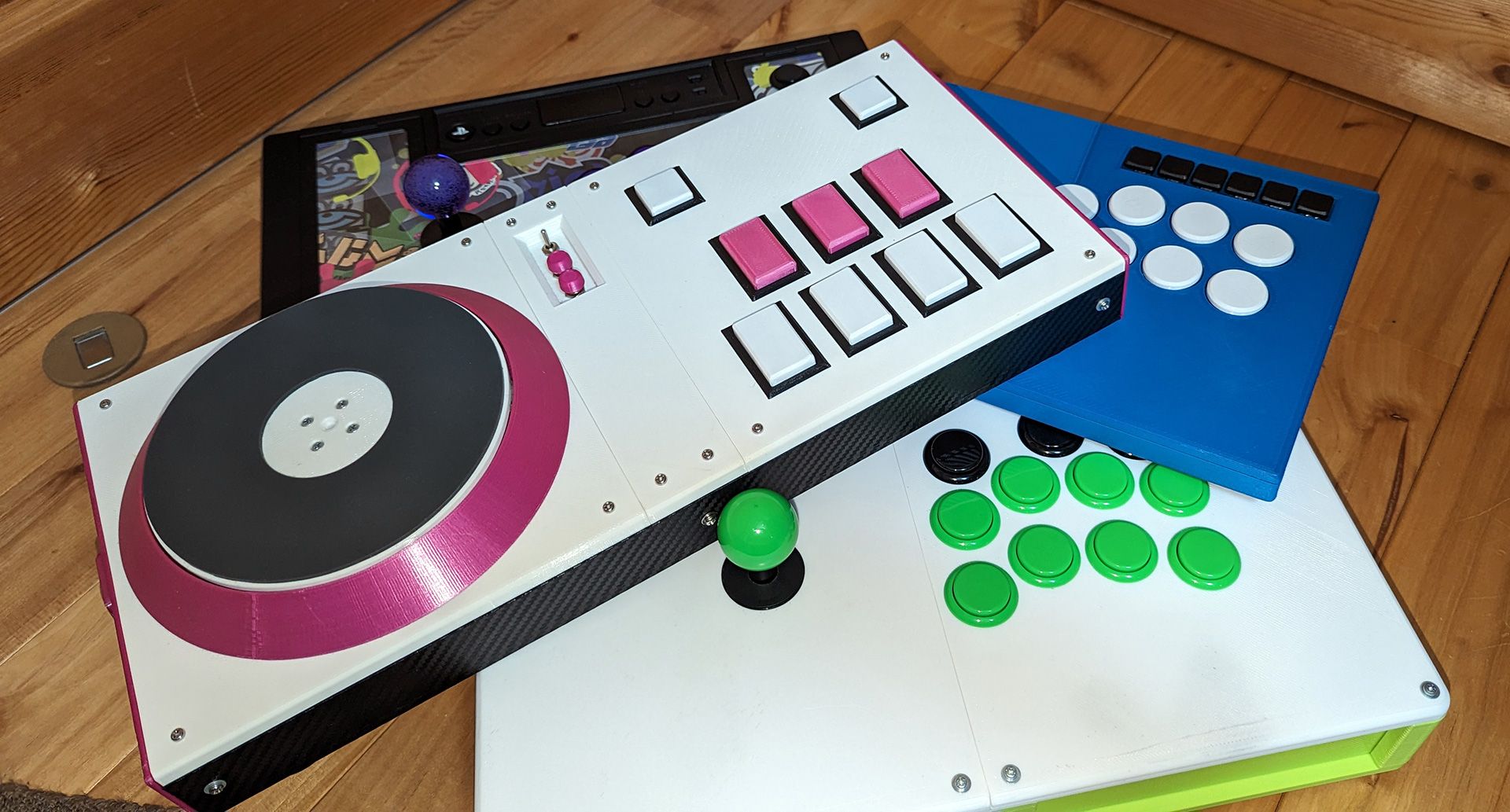 私の持っている市販のアケコンと、自作したアケコンの 一部。たぶん探せばまだまだある。なんでこんな大型で場所を取るコントローラーをいっぱい持っているんですかね……？　みなさんは家族に怒られないようにしましょう。