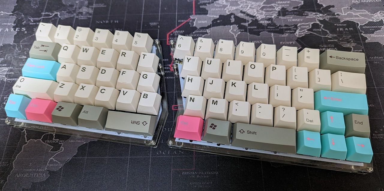 US配列をベースとした配列で左右分割式という、入門に最適なMint60