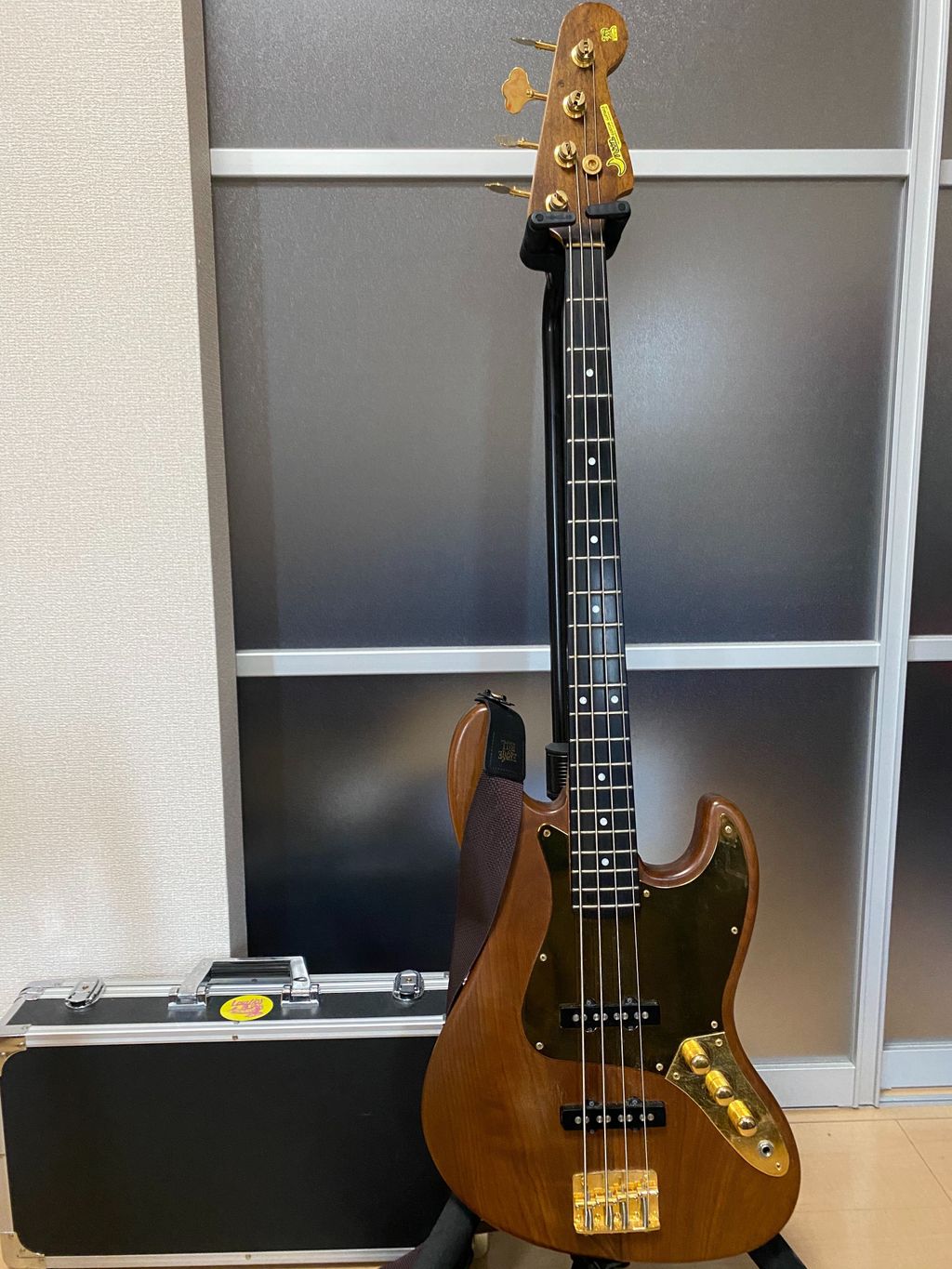 2年前に「一生使うやつを買おう」と思い、Moonのベースを買いました。
気に入ってますがとても重たいので腰をやってからは時折憎しみを覚えます。