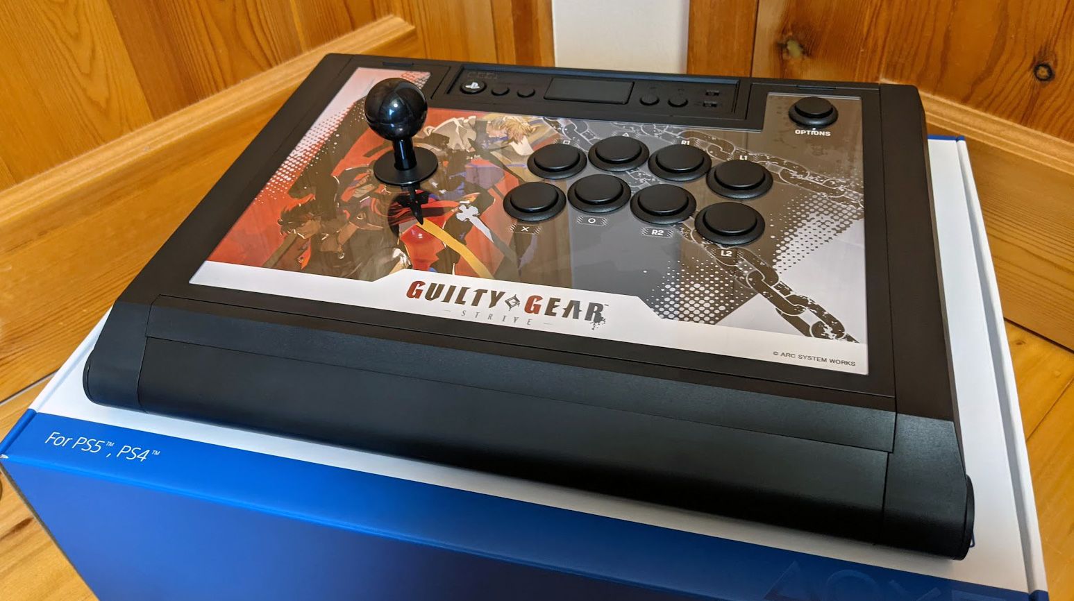 これはHORIから発売されている、ファイティングスティックα です。お値段は約24,000円。ちなみにこのコントローラーはPS4とPS5、Windowsに対応しています。Nintendo Switchには未対応です。ということはSwitch用のアケコンは別途購入する必要があるということです。お金と保管場所が……💸