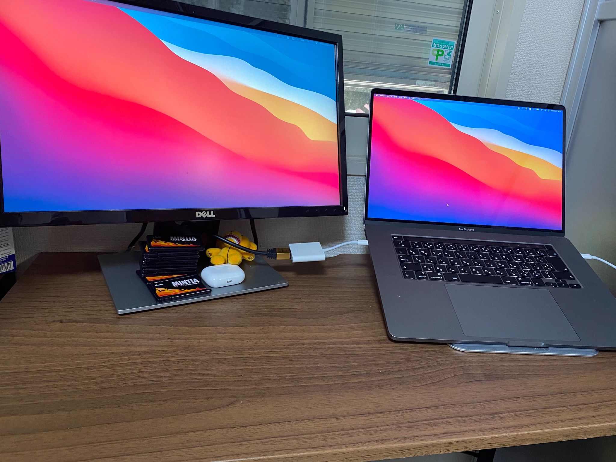 家で働くことになると思わなかったのでデスクは小さめです。引越しのタイミングでリモートワーク補助金を駆使して拡充を狙っています。