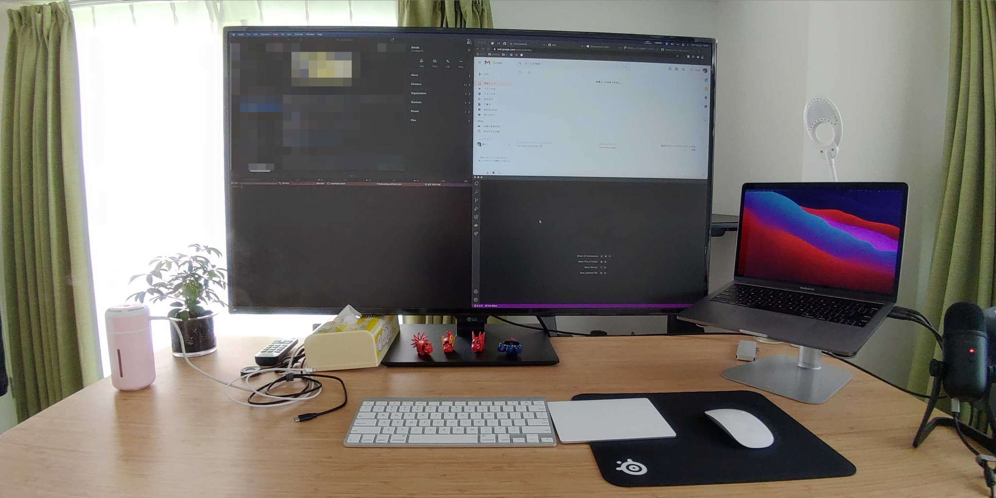 壁際にデスクを置くと窓からの風が寒くて部屋の中心にデスクを置いています