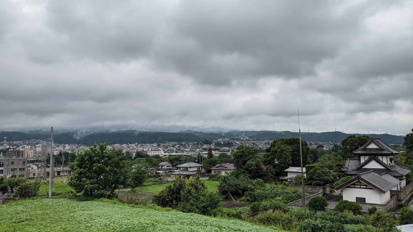 山に囲まれた渋川市