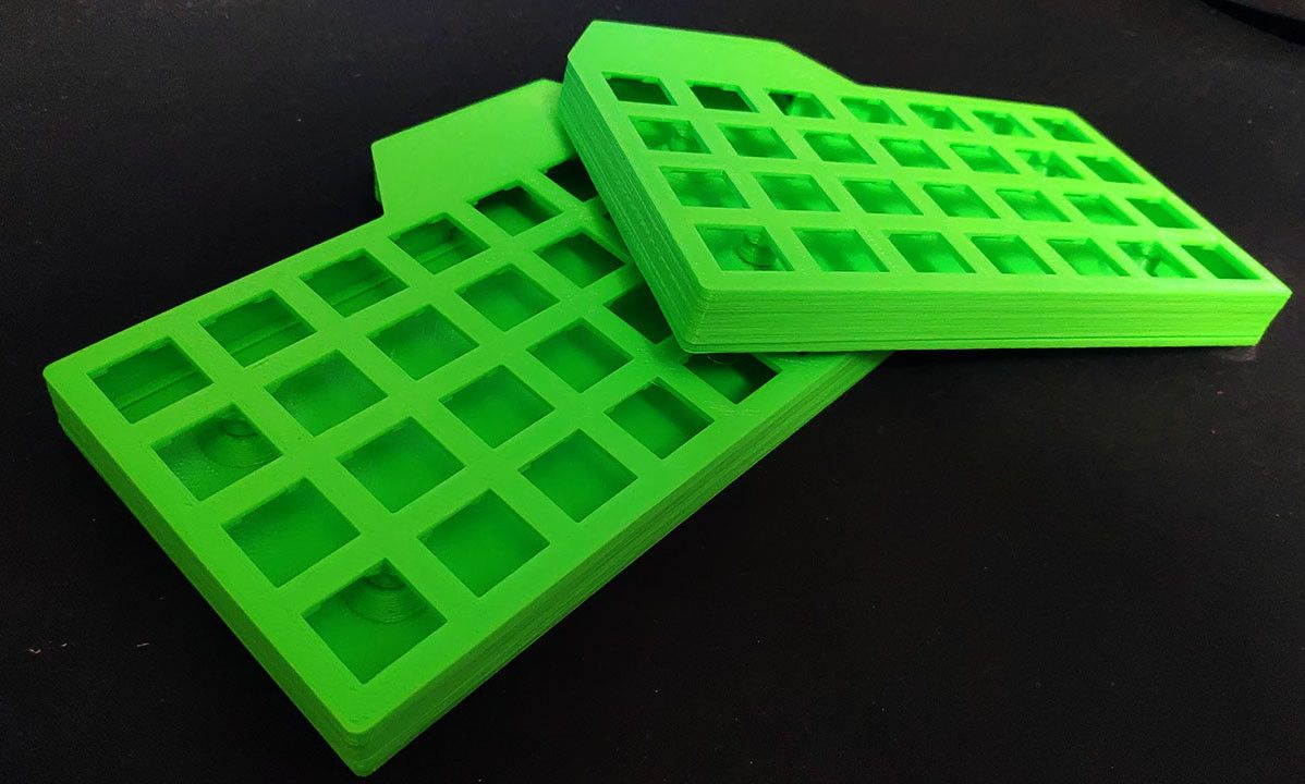 左の3Dモデルをプリントするとこんな感じのが出来上がります。3Dプリンター本当に便利。