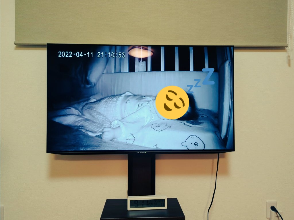 我が家では寝かしつけ後、TVに見守りカメラの映像を移して、様子を伺ってます
