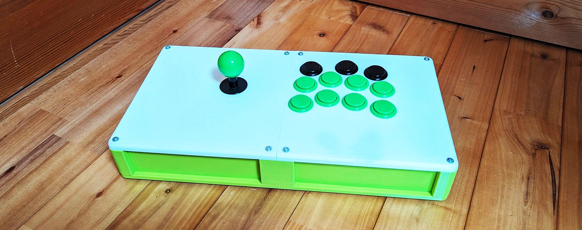 このコントローラーの自慢です。緑が好き。