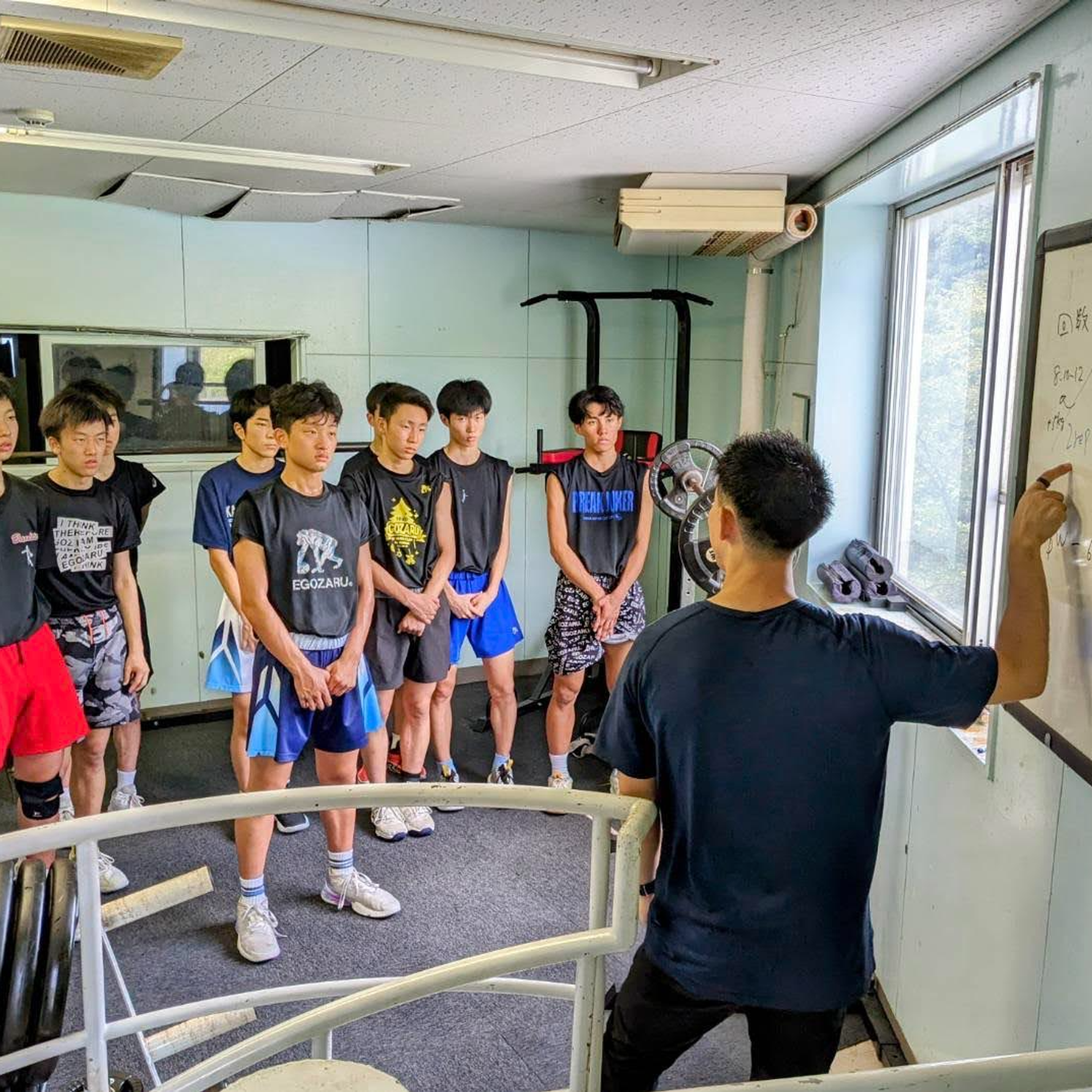 部活での指導。トレーニングの注意点の説明