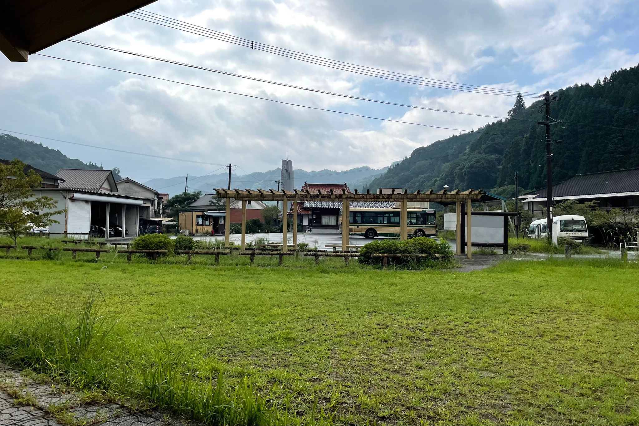 守実温泉バス停近くの広場にて 小さく写るバスは大交北部バス(中央)と玖珠観光バス(右)の車両
