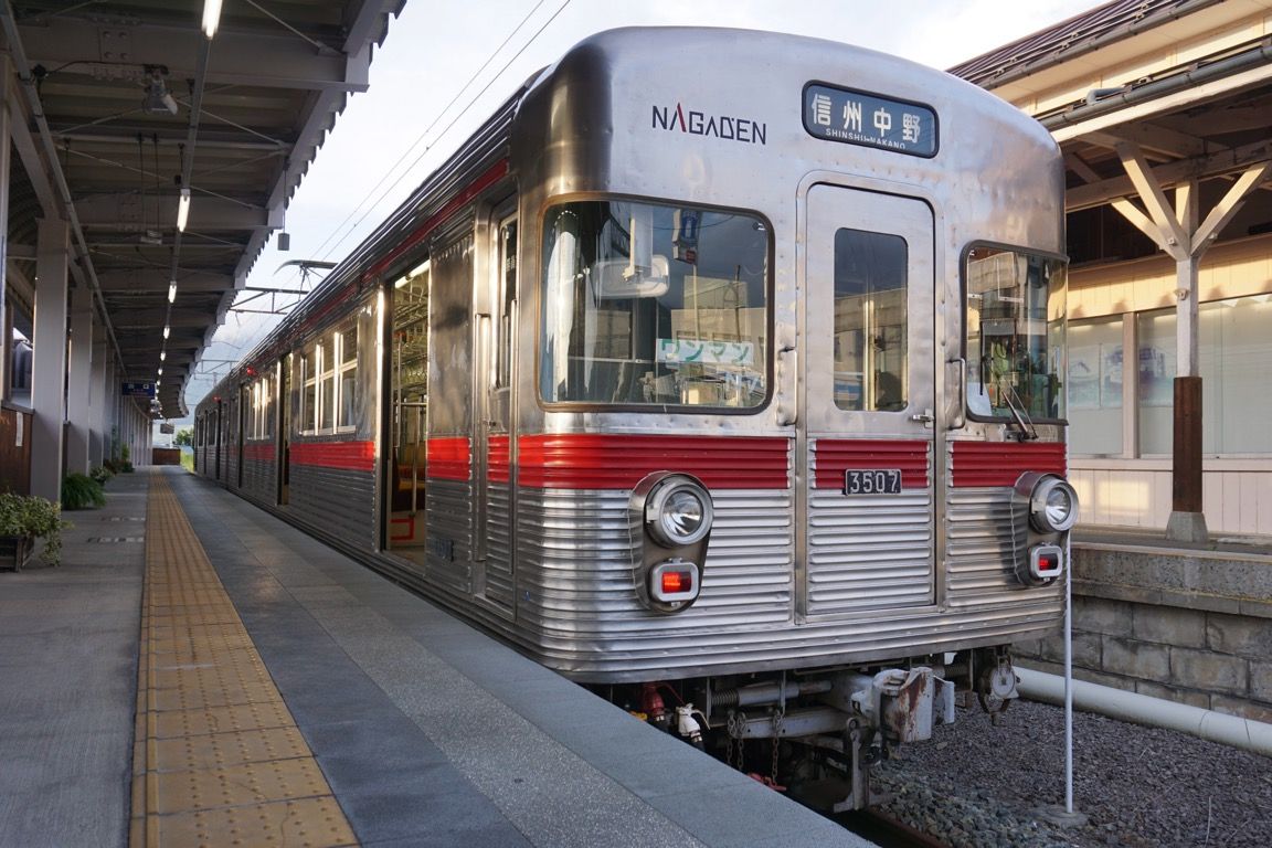 湯田中駅から乗車した普通 信州中野行 現在は日比谷線の後輩に置き換えられ引退した