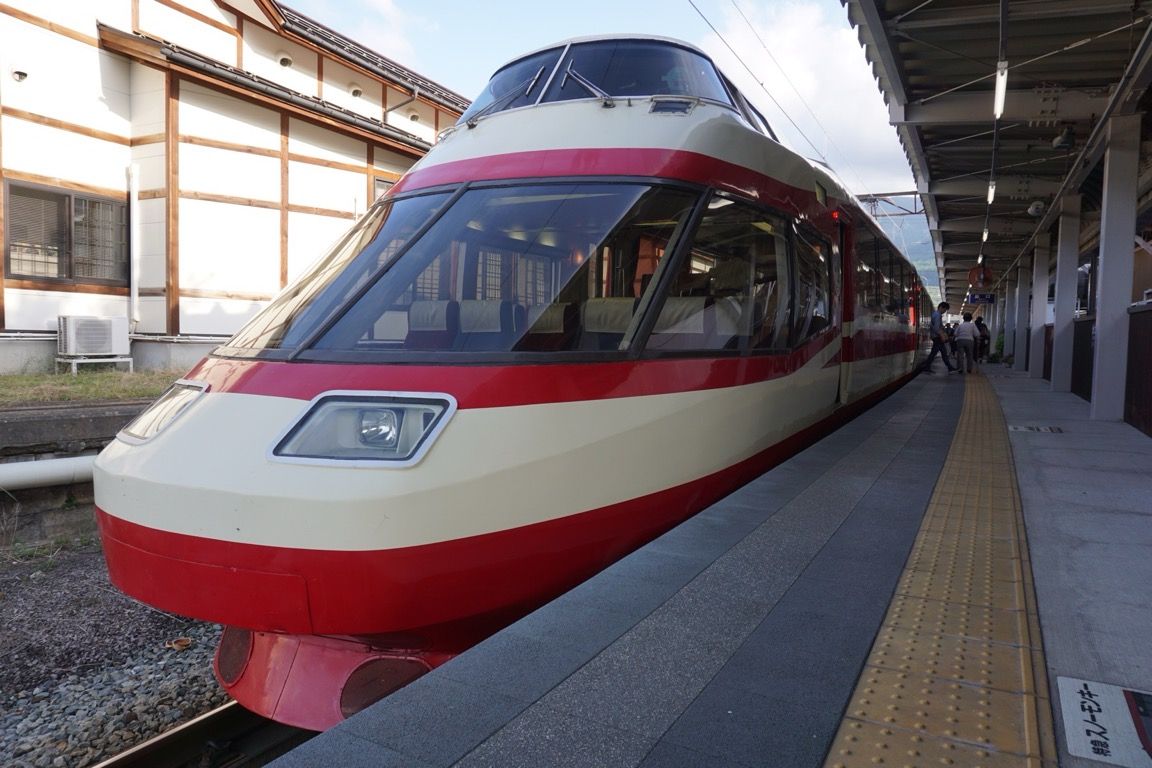 長野から乗車したA特急「ゆけむり」 元小田急10000系「HiSE」が移籍して活躍する