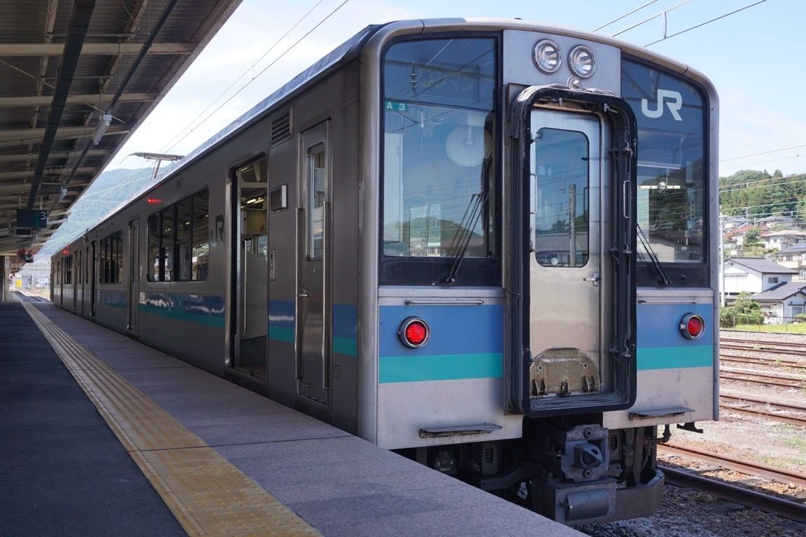 辰野から乗車した中央本線辰野支線の普通塩尻行 信州色の電車に長野を感じた