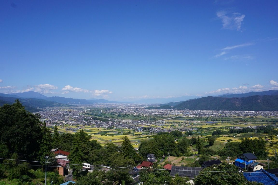 姨捨駅から望む善光寺平は日本三大車窓風景の一つ。盆地の中央には千曲川が流れる