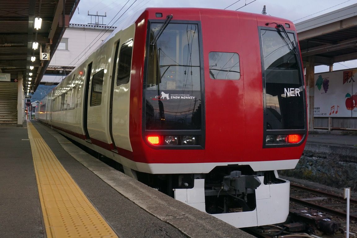 信州中野から乗車したB特急スノーモンキーは元JR東日本の253系「成田エクスプレス」