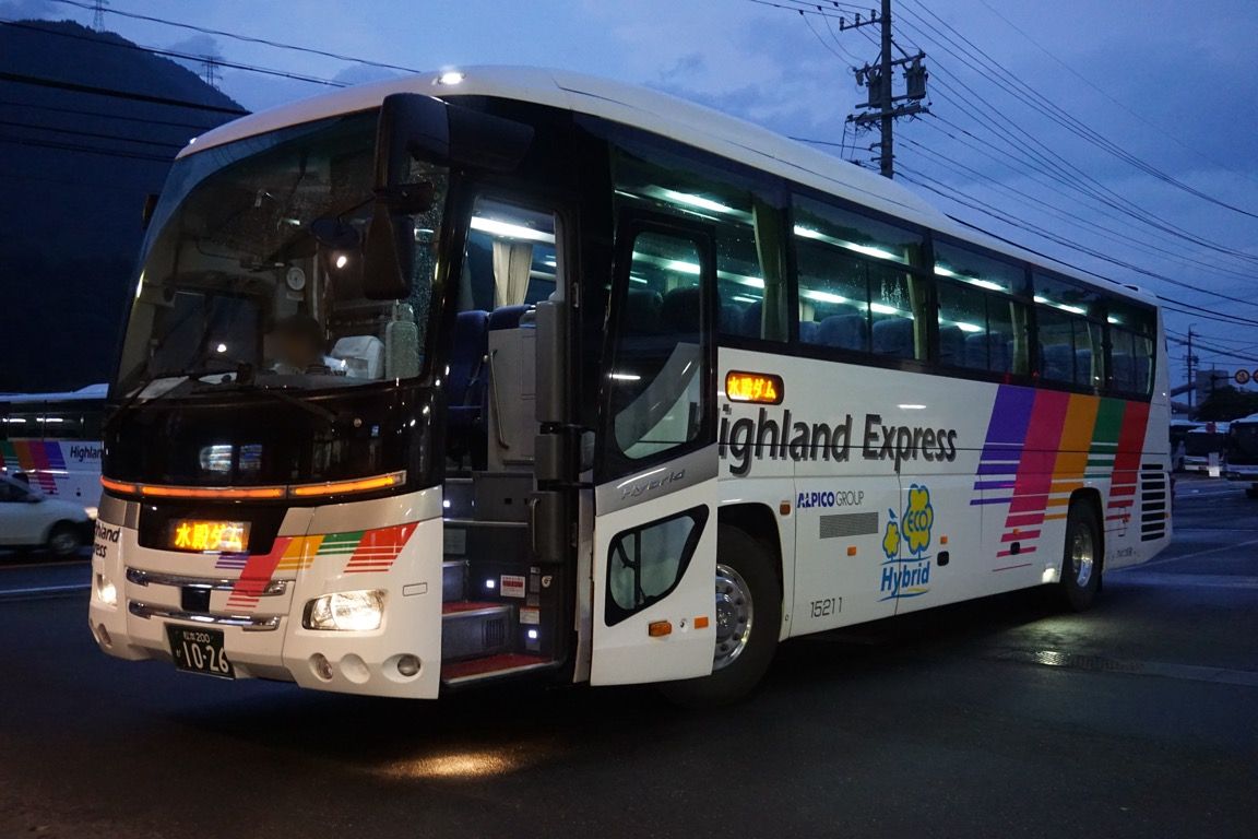 終点の新島々は上高地方面へのバスターミナル　上高地行は終了していたが近隣への路線バスが走っていた