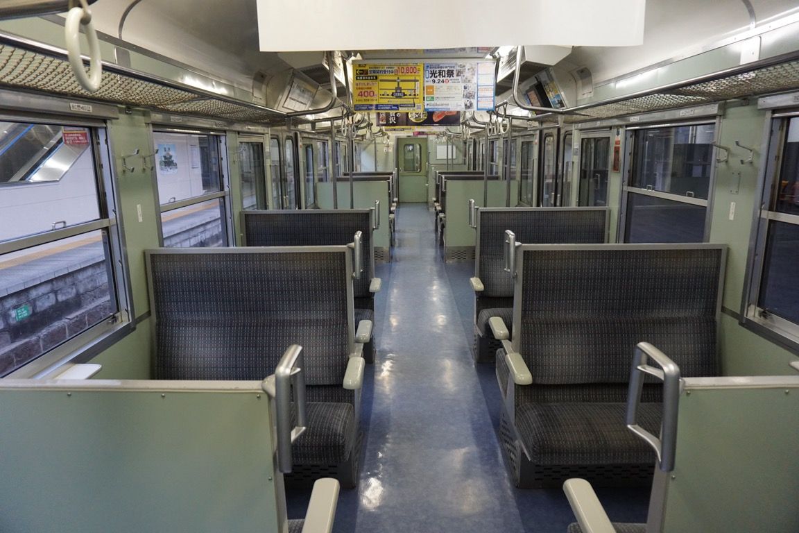 ボックスシートが並ぶしなの鉄道の115系　これぞ長野の電車だったが最近はその様相も変わりつつある