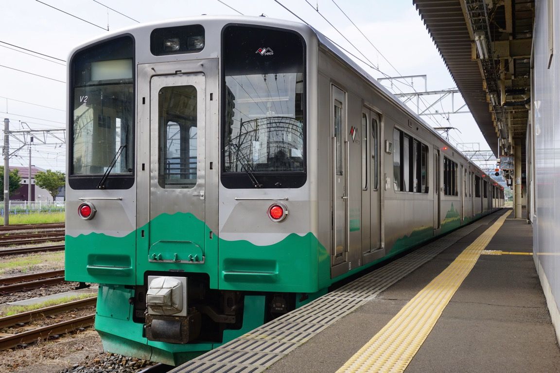 妙高山がデザインされたえちごトキめき鉄道のET127系（乗車した列車の後続列車）　