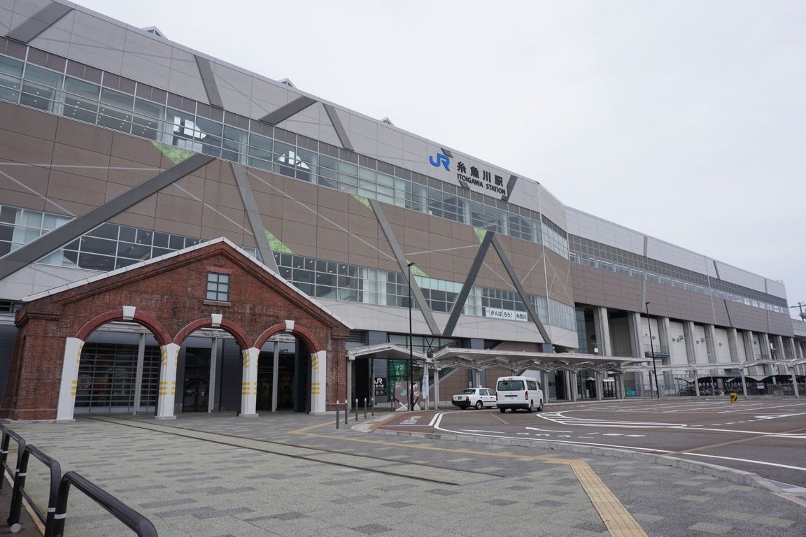 巨大な駅舎が要塞のように見える糸魚川駅の新幹線口　