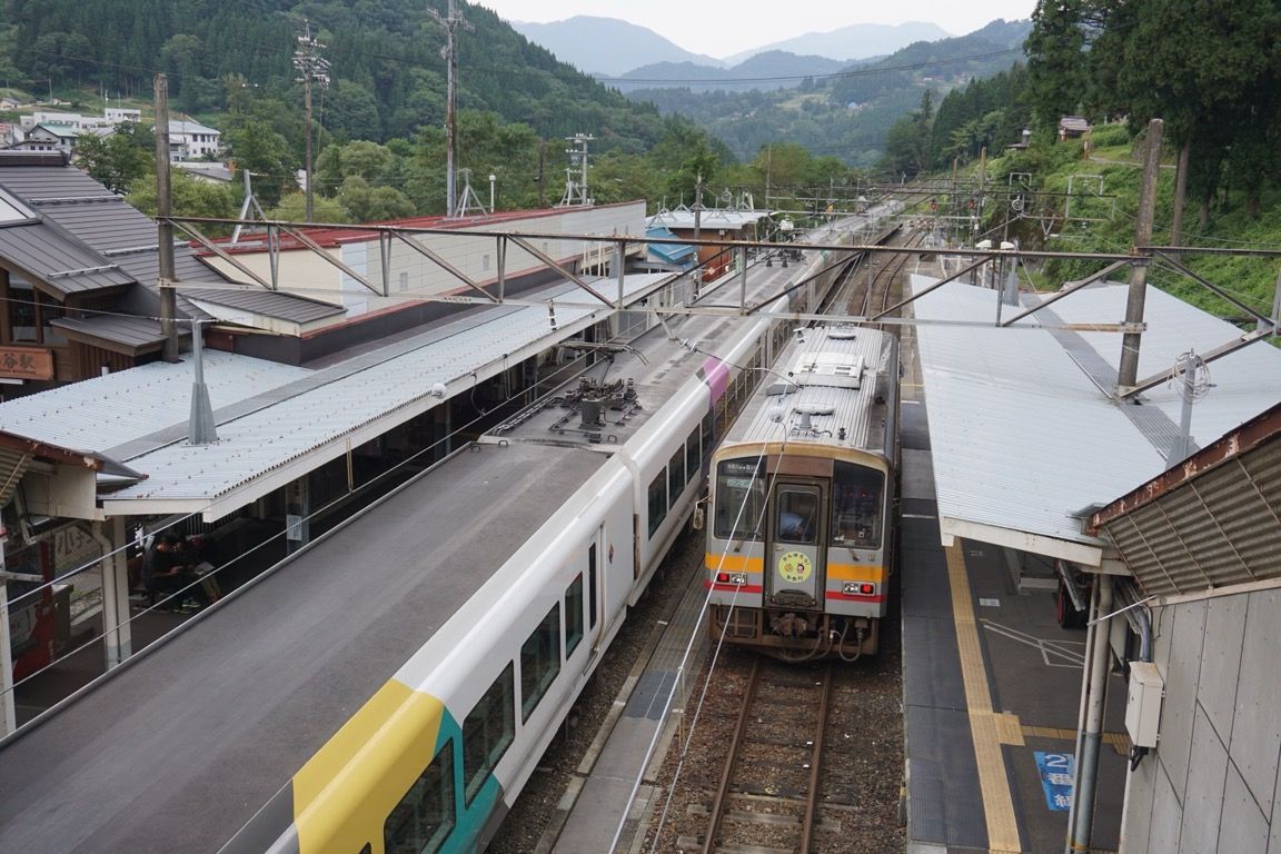 JR東日本と西日本の境界駅・南小谷では1両の普通列車から10両の特急列車へ乗り換える　