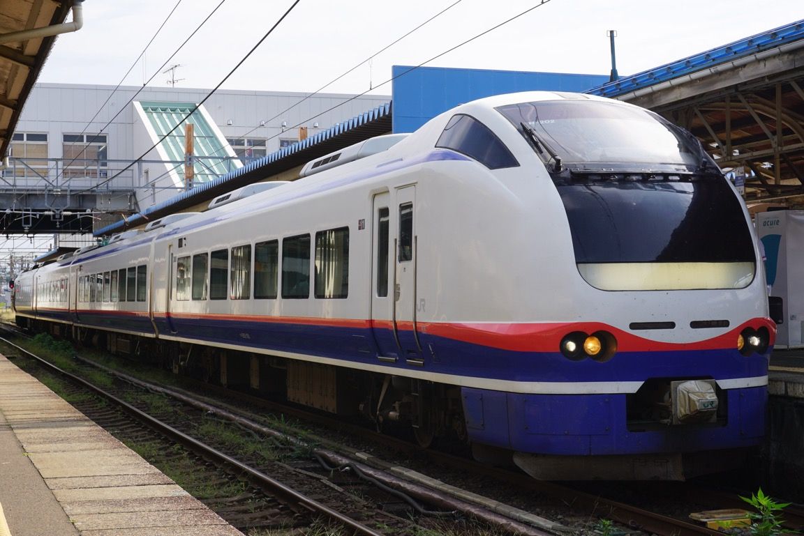新潟からやってきたE655系の特急しらゆき2号新井行き　2024年の旅ではこの列車を乗り通した