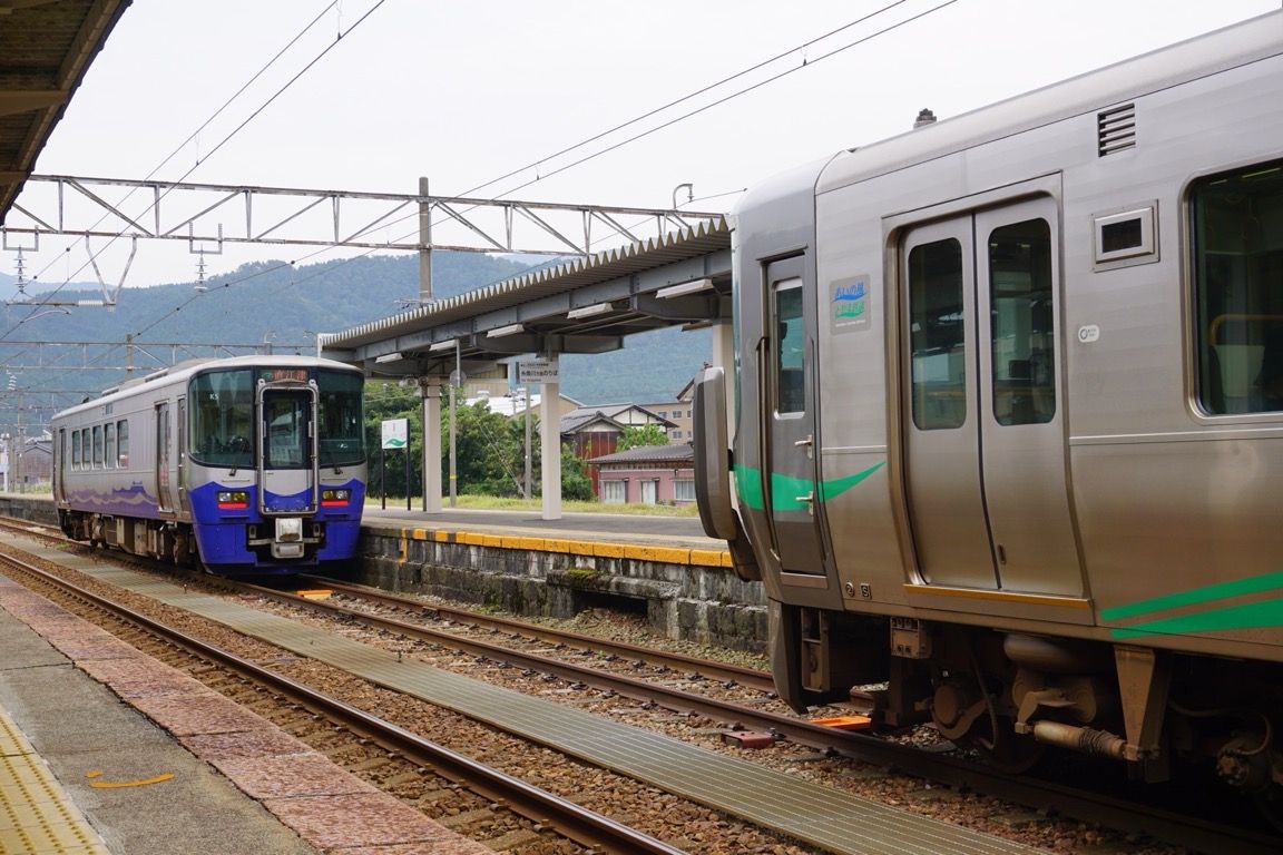 泊駅ではあいの風とやま鉄道とえちごトキめき鉄道の列車が縦列で接続を取る