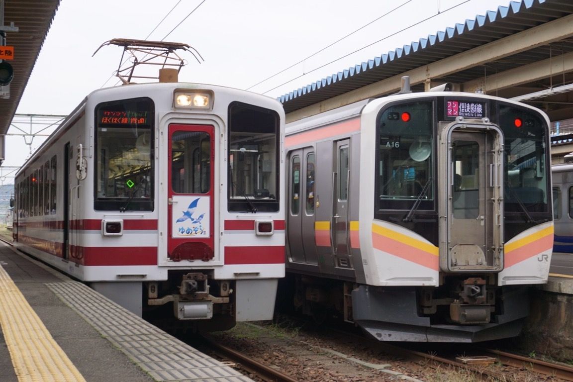 直江津駅で新潟県の列車たちと初対面　JR東日本のE129系と北越急行HK100形の並びに新潟へ来たことを実感　