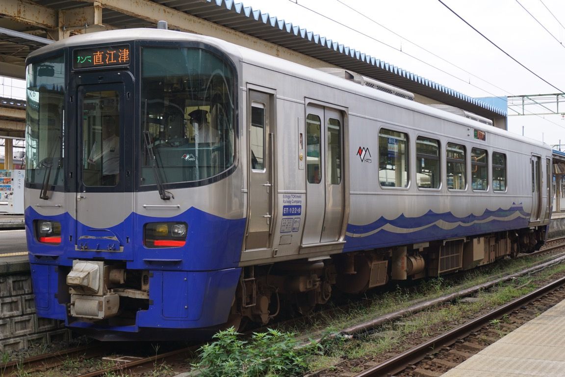 日本海ひすいラインの普通列車に使用されるET122形　223系顔の列車が新潟県内で活躍