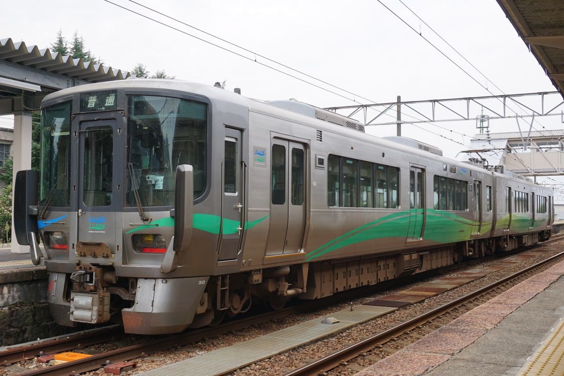 あいの風とやま鉄道の普通列車金沢行き　ここから先富山方面には翌年の北陸旅で乗車した