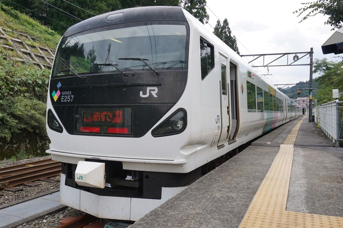 E257系0番台で運転されていた大糸線直通の特急「あずさ」　現在はE353系となり白馬発着となっている