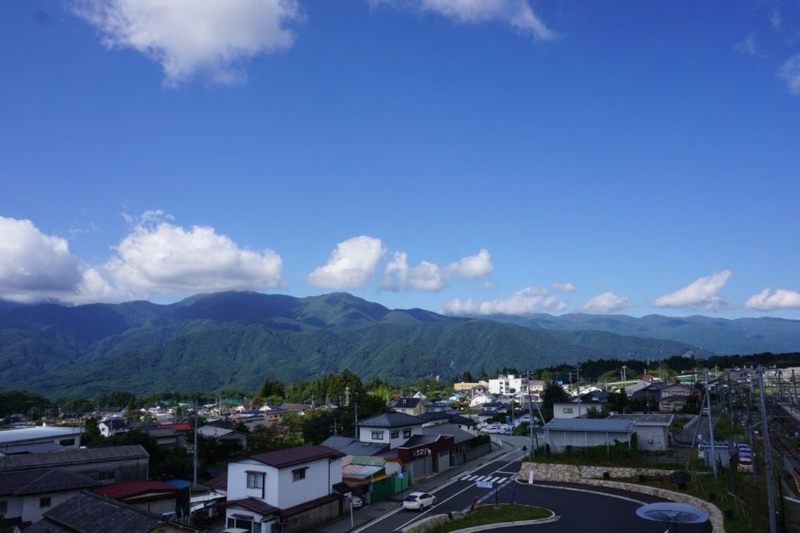 山梨県で初めて下車した小淵沢駅の屋上からみた南アルプス北端の山々