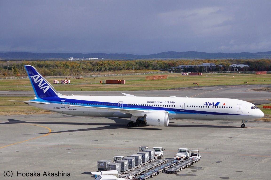 羽田へ向け出発するJA984A 新千歳空港にて