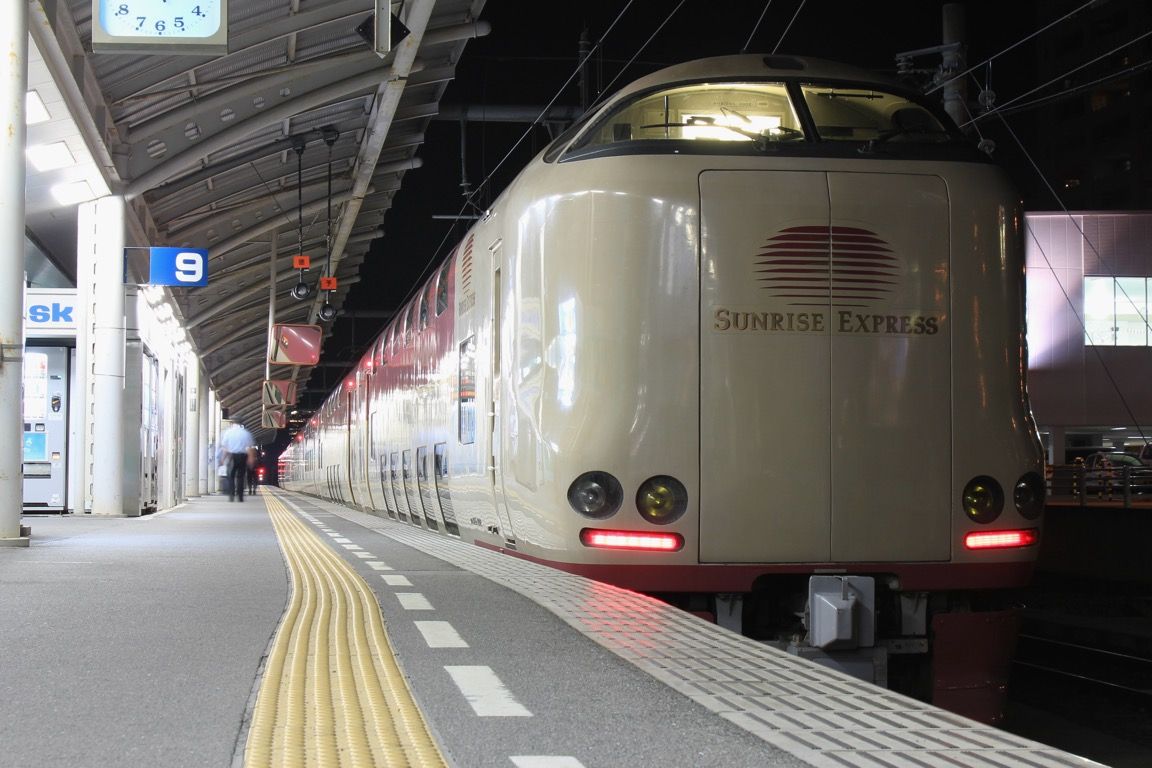 高松駅で発車を待つ寝台特急サンライズ瀬戸（2013年8月）