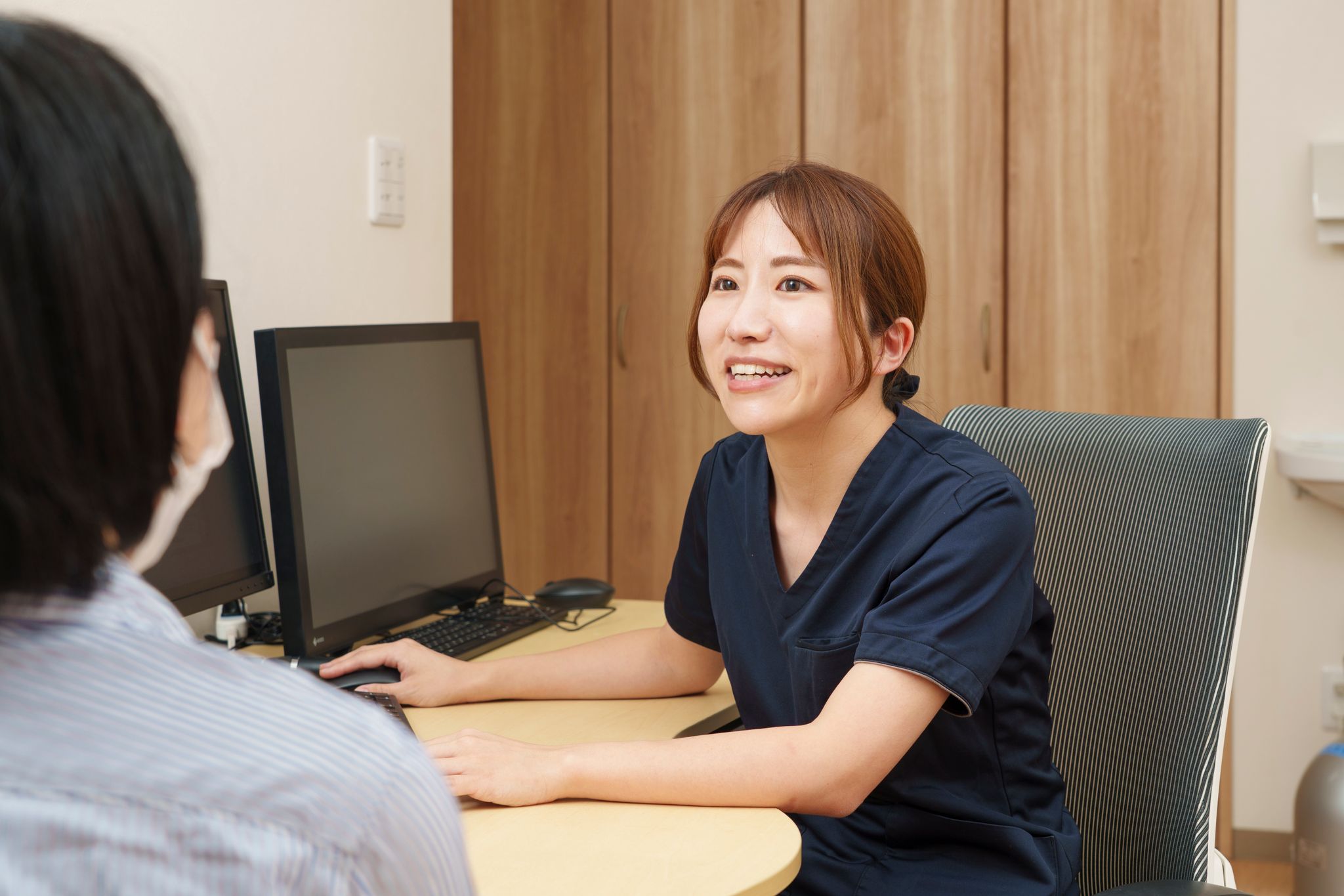 「目の前の人を支えることで社会に貢献したい。その実感をもって働けることが、医師を志した原点です」と語る𠮷田沙織先生。地域の暮らしに溶け込みながら「患者さんの人生に寄り添える医師」を目指して歩みを進めてきた。現在は、武田総合病院の総合診療科専攻医として、病気の治療だけでなく、予防や健康を育む医療の実践に力を注いでいる。