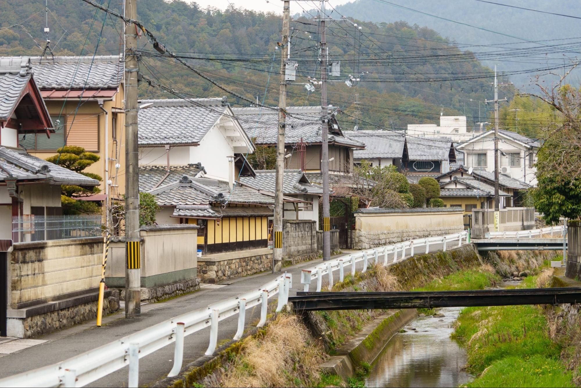 京都市左京区にある岩倉は、比叡山のふもとに広がる閑静な住宅街。豊かな緑とともに穏やかな時間が流れています。