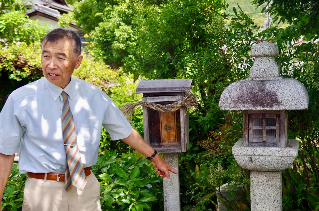 岩倉川周辺や各町内に点在する「愛宕燈籠(愛宕講灯籠)」。火事や疫病からの守護神として知られる愛宕大神への信仰に由来するもので、現在も地域住民が当番制で灯明をともし、大切に守り継いでいます。