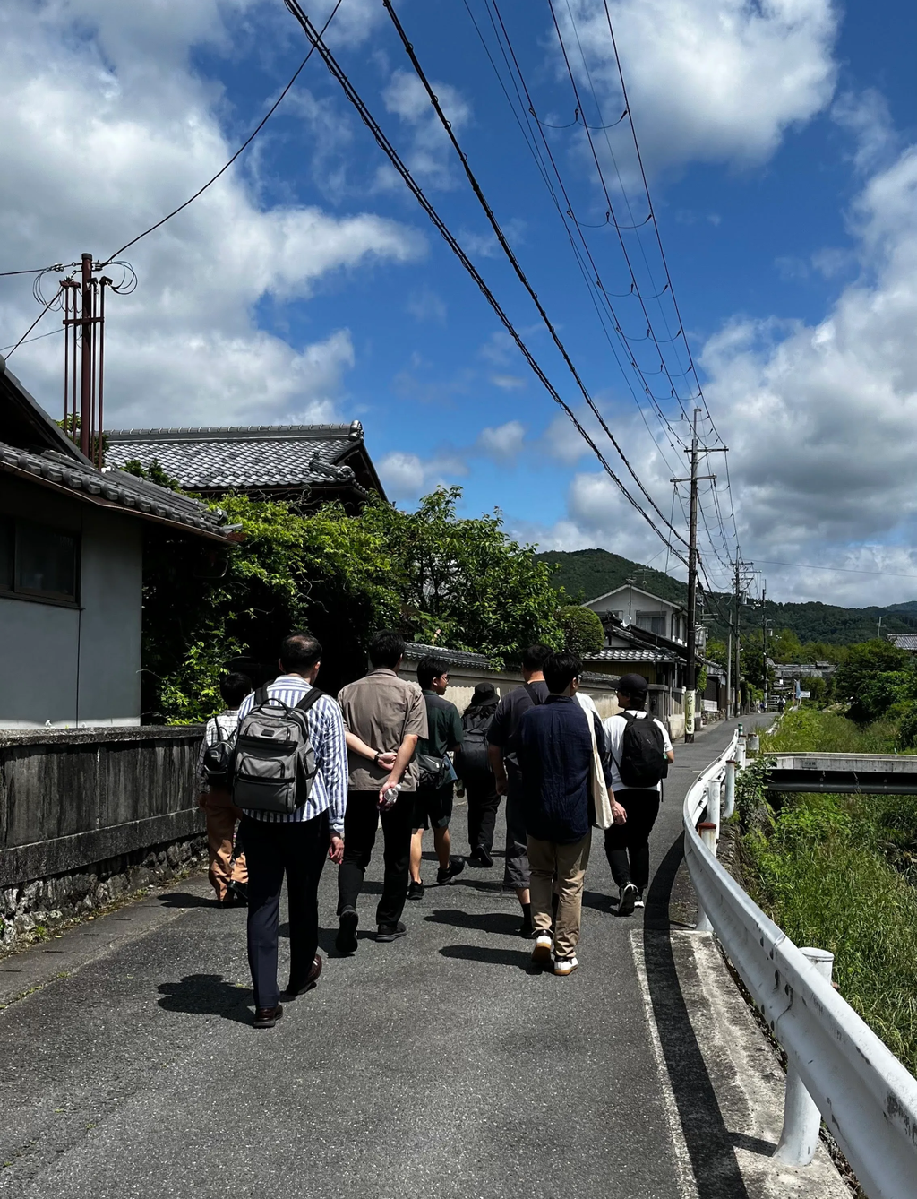 岩倉川沿いを歩きながら、まちの歴史や暮らしに触れていきます。実際に歩いて、見て、話を聞くことで、岩倉という地域への理解を深めました。