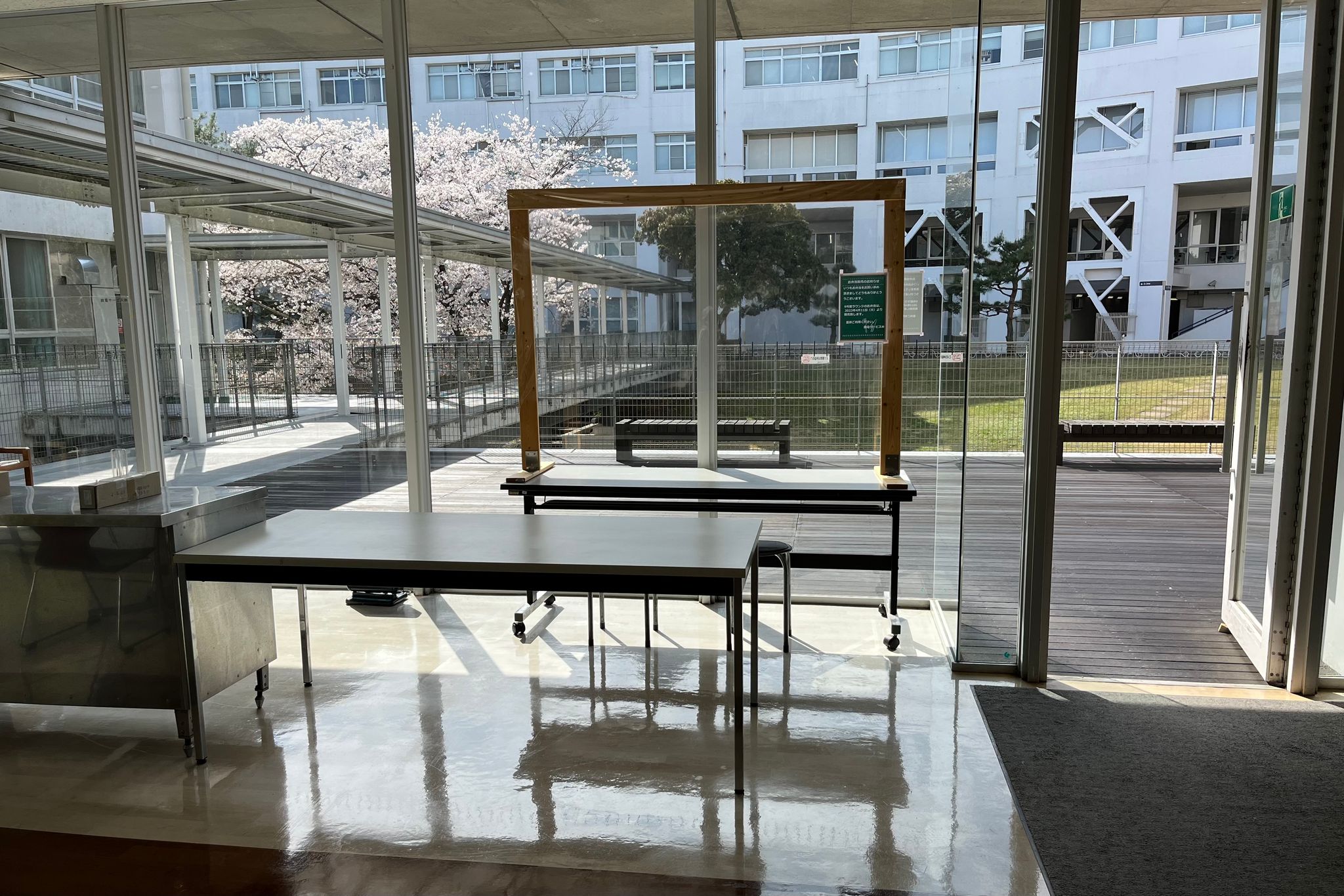 ここは昼休みにパスタやカツどんなど、種類豊富なお弁当の販売に来ます！