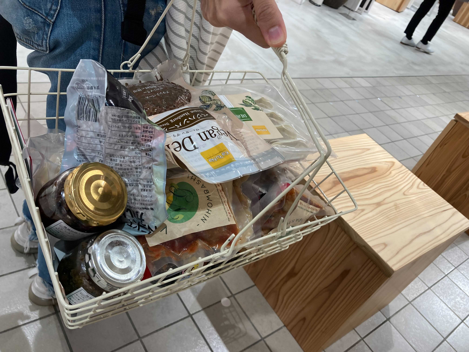 カゴを準備して、スーパーらしい買い物体験をデザイン