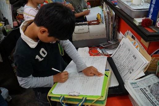 テーブルに呼び鈴がないので厨房で調理中は、注文の声が届かないかもしれないと思いました。