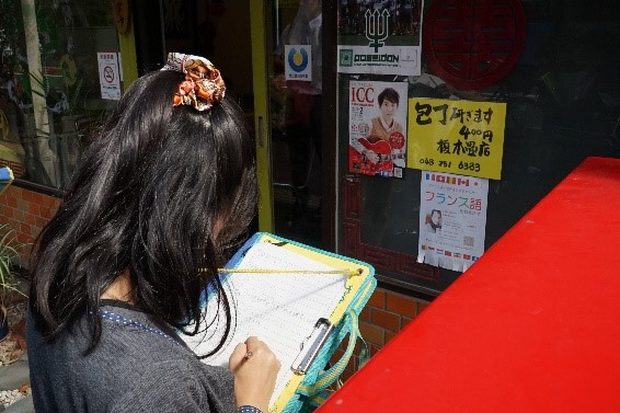 お店の外には地域の店舗のチラシが貼られていました。店内のお客さまだけでなく、商店街を歩いている方々にも何かできることはないかと感じました。