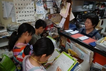 「たこわかめちゃんぽん」は、東日本大震災で被災した友人を訪ねた際に、この地区で「たこ」と「わかめ」が多く採れるお話を聞き、何かの助けになればという想いでメニューに取り入れたことを知りました。