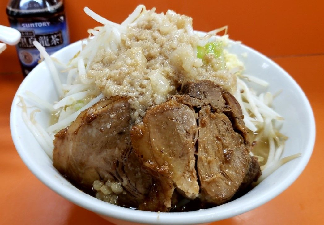 醤油ラーメン(並)のにんにく・野菜・背油マシ、カラメマシマシ