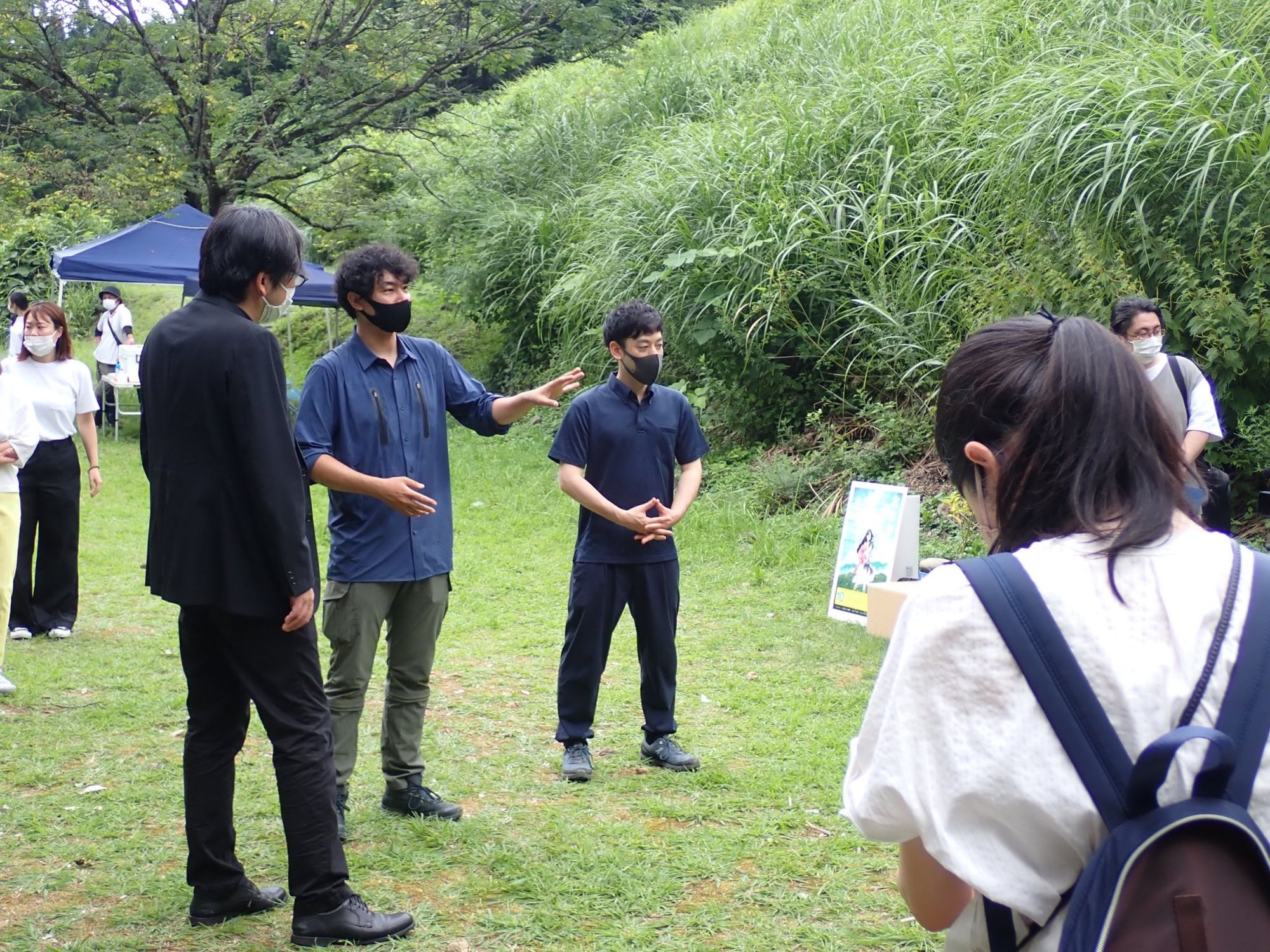 細田守監督(写真左)と森づくりについて語らう、西野文貴氏(写真左から2番目)