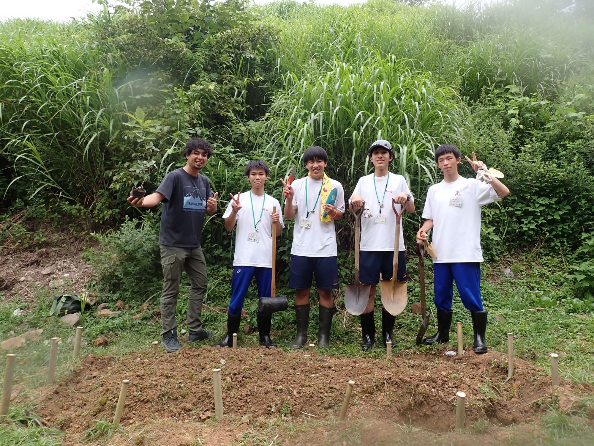 土壌整備に参加した高校生の皆さんと、株式会社グリーンエルムの西野文貴氏。(写真左)