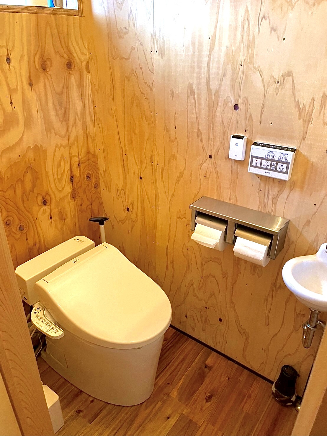 ランドリーの他、独立タイプのトイレもあり！