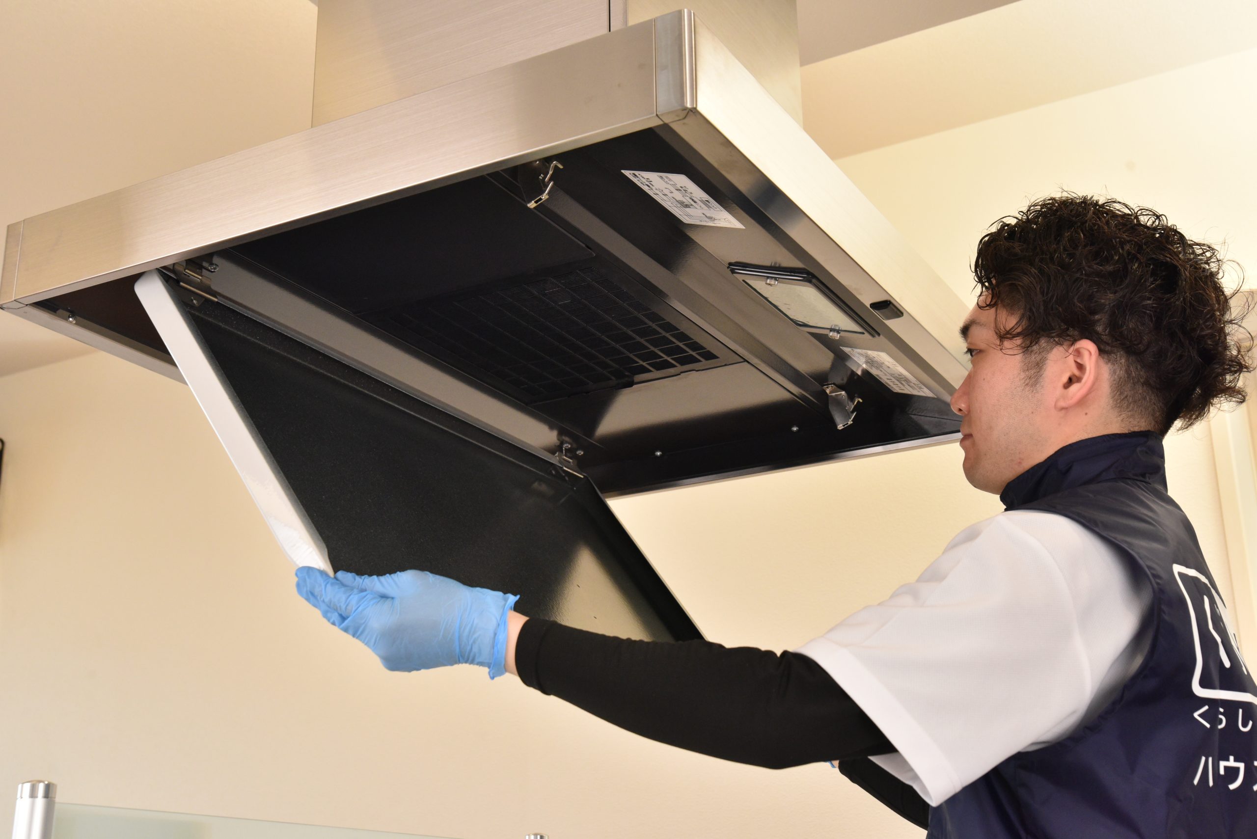 レンジフード掃除の完全ガイド！油汚れを簡単に落とす方法とコツを徹底解説