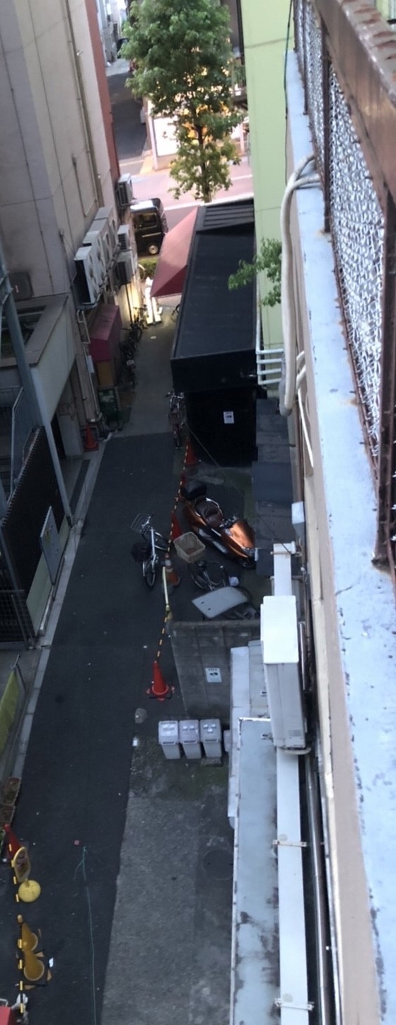 雑居ビル 私有地路地裏 非常階段