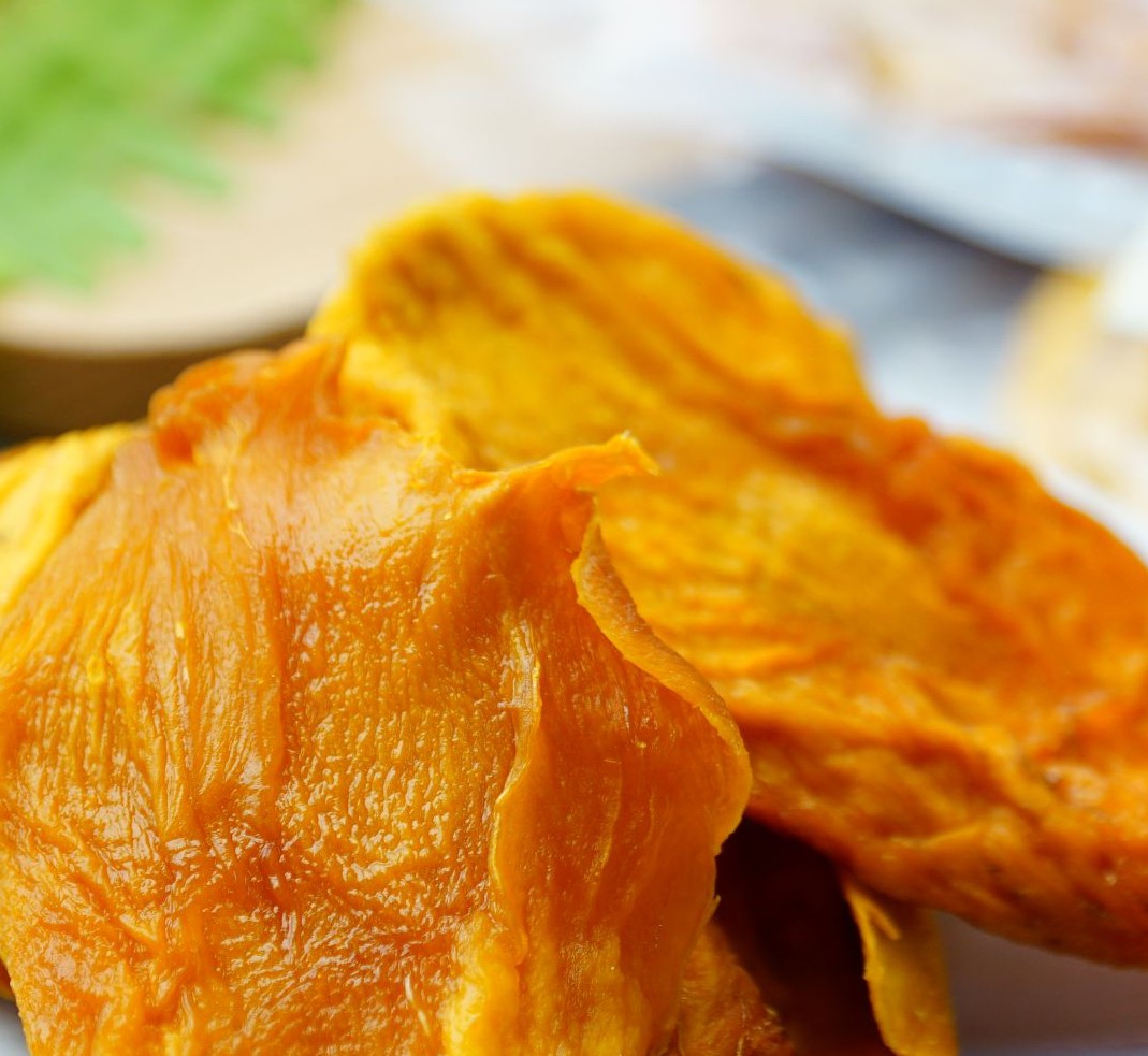 選用在地枋山愛文芒果，完整保留鮮甜海味與十足嚼勁，**屏東冠軍盧家芒果乾**作為**獲獎無數的**，堅持品質並展現極致工藝。