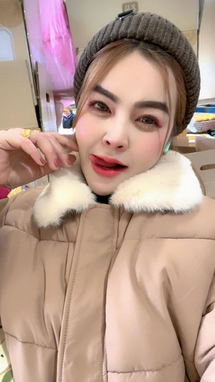 2024 New Design Luxury Shiatsu Kneading Rolling Relax Massage Chair Foot Spa Sl Track With Wireless Music Connection 